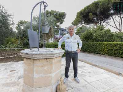 Percorrendo un vialetto laterale si giunge cos� davanti a un pozzo ottocentesco sistemato su delle �chianche� bianche dell�epoca